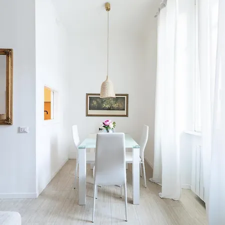 West Park With Parking By Solutions كومو