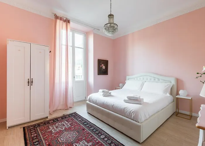 West Park With Parking By Solutions コモ